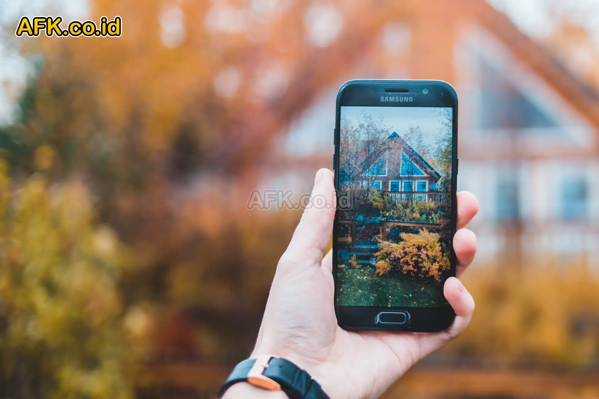 Orang Merekam Rumah Menggunakan Handphone dengan background Blur