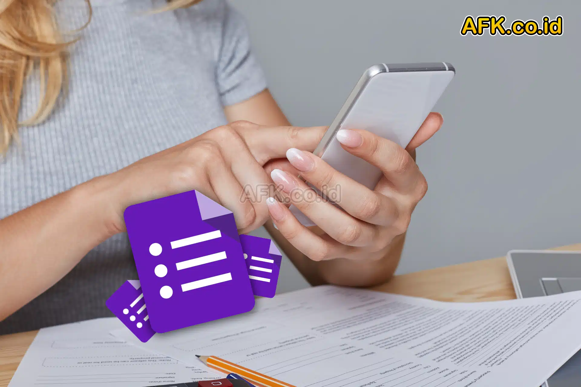 Seorang wanita menekan layar handphone di ruang kerja dengan alat tulis diatas meja dan logo google form