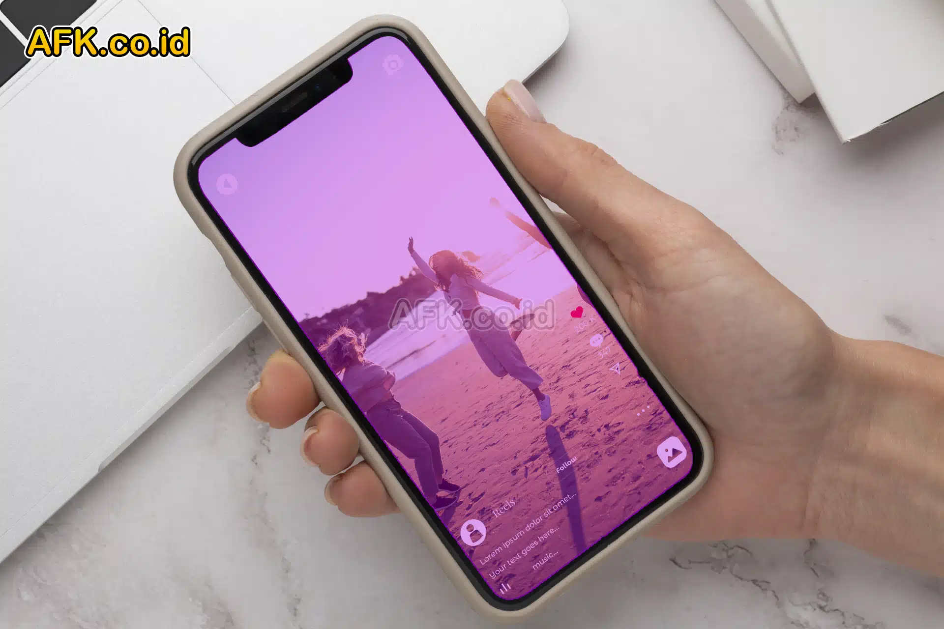 iPhone yang menampilkan gambar perempuan bermain di pantai layar warna ungu diatas meja