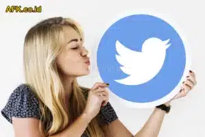 wanita memegang logo twitter dengan ekspresi mencium
