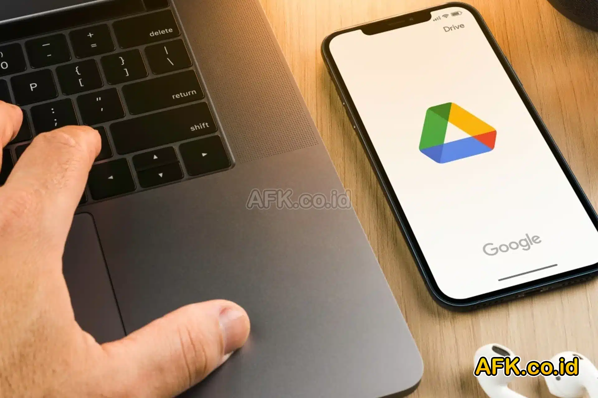 aplikasi google drive di android di sebelah laptop