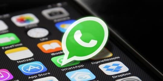 ilustrasi aplikasi whatsapp di iphone