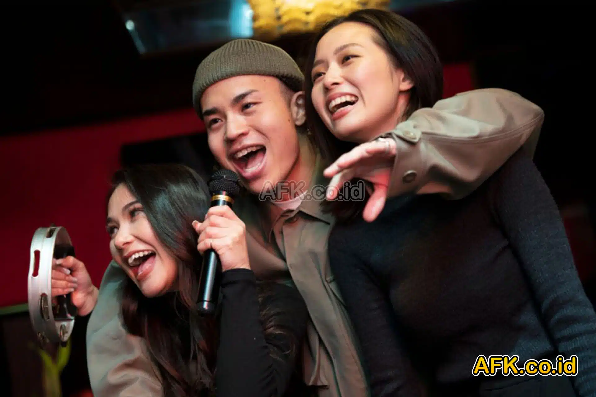 3 orang berkaraoke dengan 4 aplikasi karaoke android